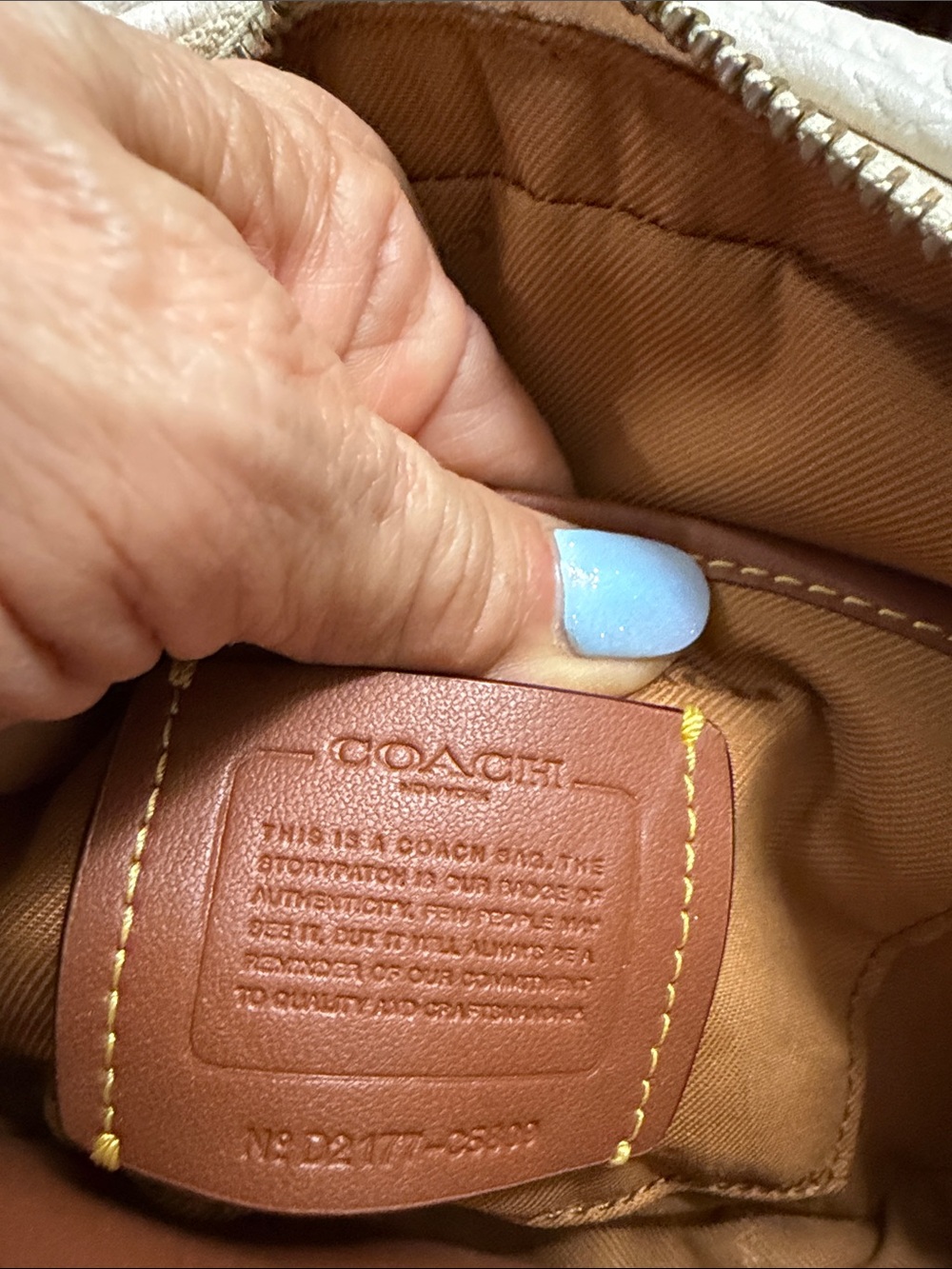 Coach Camera C5809 Cream Pebbled Leather Crossbody Bag with Turn-Lock Closure - Picture 12 of 16